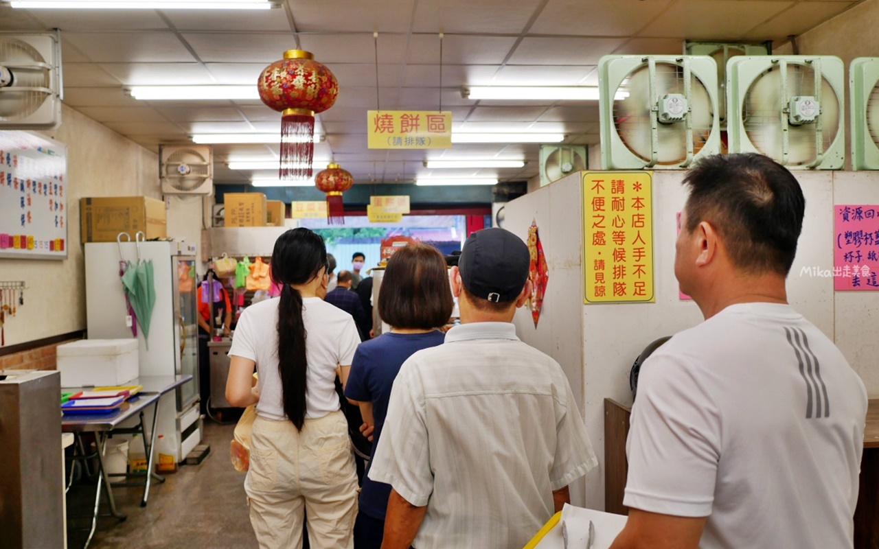 【桃園】 阿華師豆漿店｜超人氣排隊早餐老店，在地人都這樣點 炭烤燒餅必吃，蛋餅包油條＋鹹豆漿是絕配！