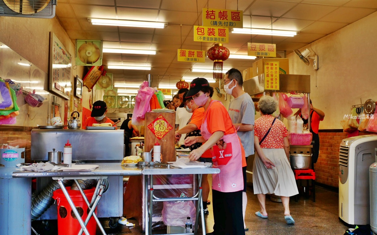 【桃園】 阿華師豆漿店｜超人氣排隊早餐老店，在地人都這樣點 炭烤燒餅必吃，蛋餅包油條＋鹹豆漿是絕配！