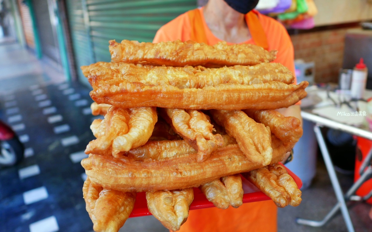 【桃園】 阿華師豆漿店｜超人氣排隊早餐老店，在地人都這樣點 炭烤燒餅必吃，蛋餅包油條＋鹹豆漿是絕配！