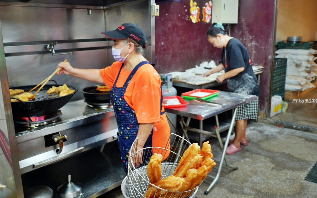 【桃園】 阿華師豆漿店｜超人氣排隊早餐老店，在地人都這樣點 炭烤燒餅必吃，蛋餅包油條＋鹹豆漿是絕配！