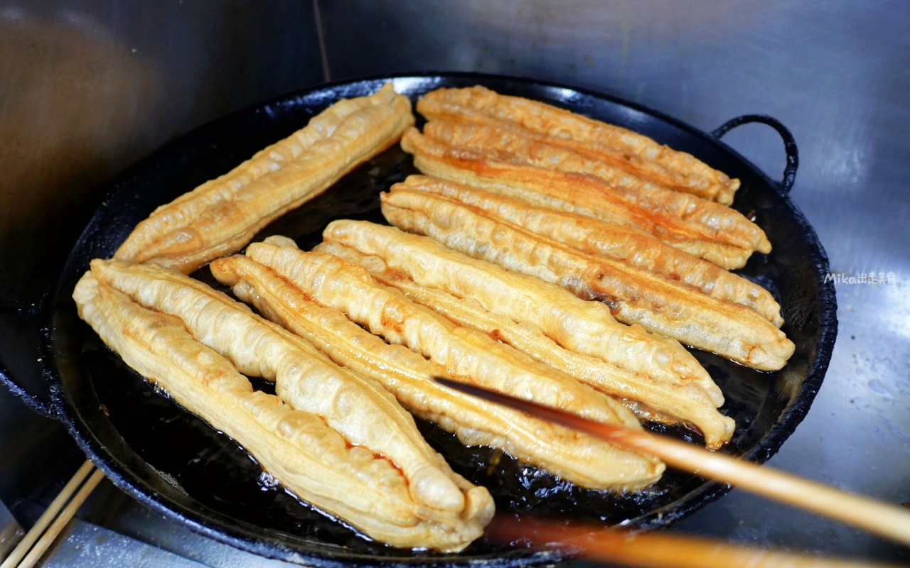 【桃園】 阿華師豆漿店｜超人氣排隊早餐老店，在地人都這樣點 炭烤燒餅必吃，蛋餅包油條＋鹹豆漿是絕配！