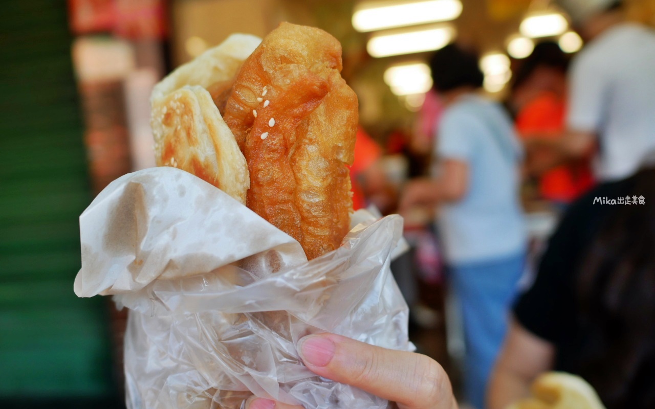 【桃園】 阿華師豆漿店｜超人氣排隊早餐老店，在地人都這樣點 炭烤燒餅必吃，蛋餅包油條＋鹹豆漿是絕配！