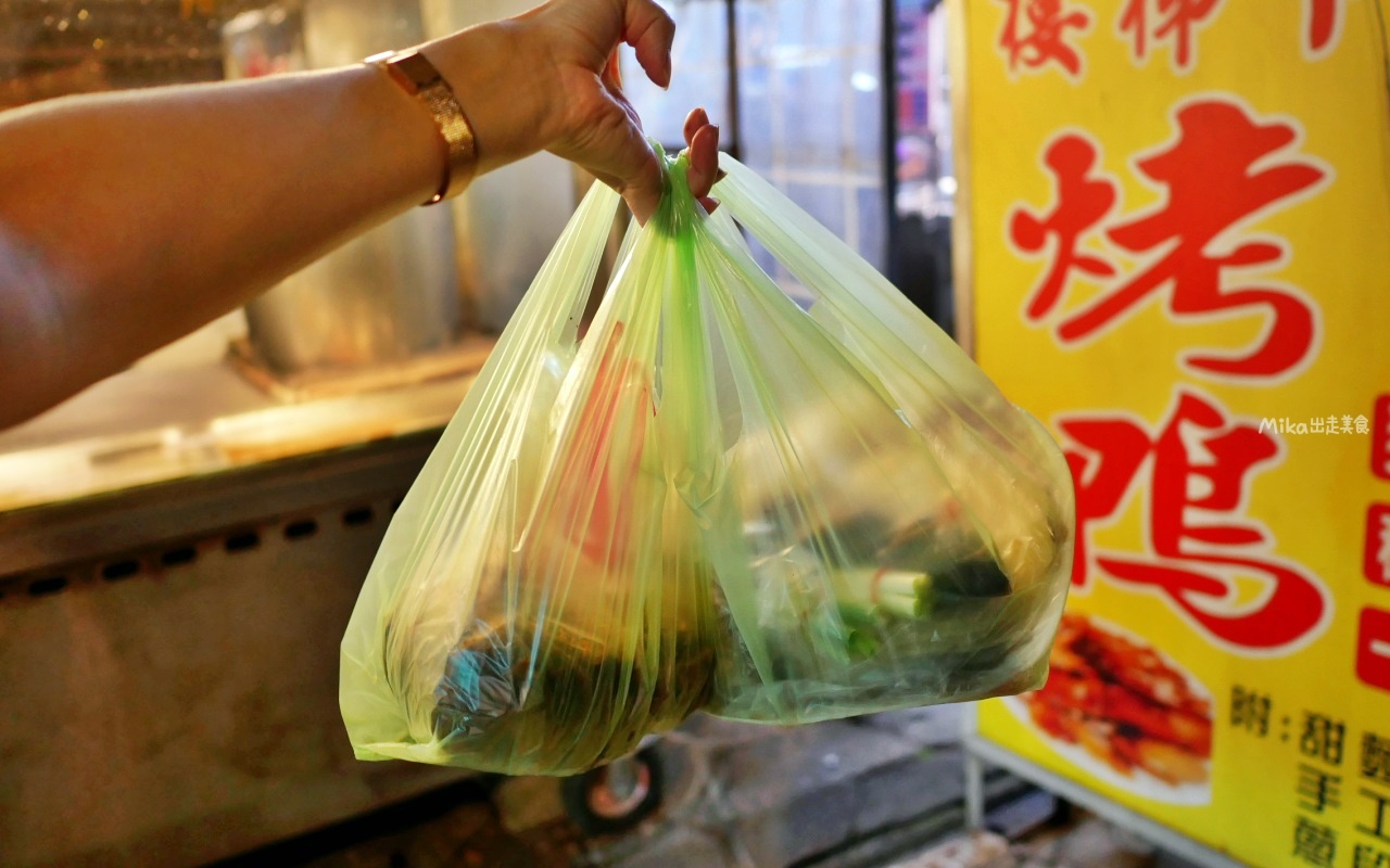 【桃園】 蘆竹 仁愛市場 樓梯下北平烤鴨｜黃昏市場內 秘製中藥香料 當日炭烤的台式烤鴨，皮薄肉多汁還有獨特中藥清香。