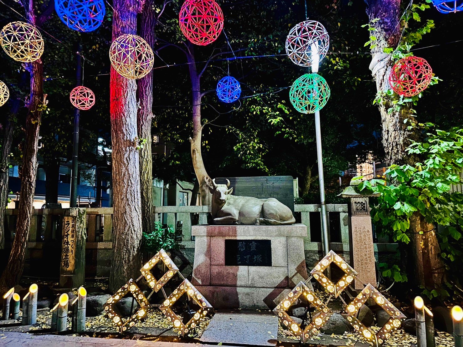 【日本】 東京晴空塔 牛嶋神社｜晴空塔周邊景點 罕見三輪鳥居的古老神社，期間限定神社燈光展。