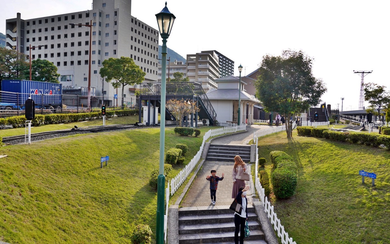 【日本】 九州鐵道紀念館｜北九州市門司港 親子景點推薦，鐵道迷一定要來朝聖，以火車鐵路為主題的紀念館，還有小朋友也可以體驗開火車的迷你鐵道。