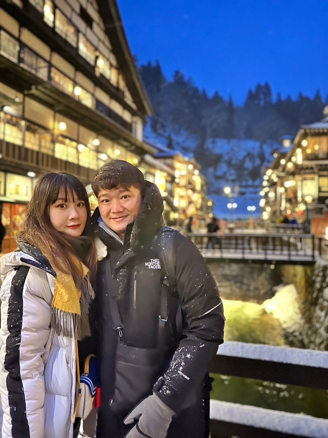 【日本】 山形 銀山温泉 Ginzan Onsen｜鄉間木造旅館溫泉街，好像神隱少女場景！還有公共浴場、足浴可以泡喔。