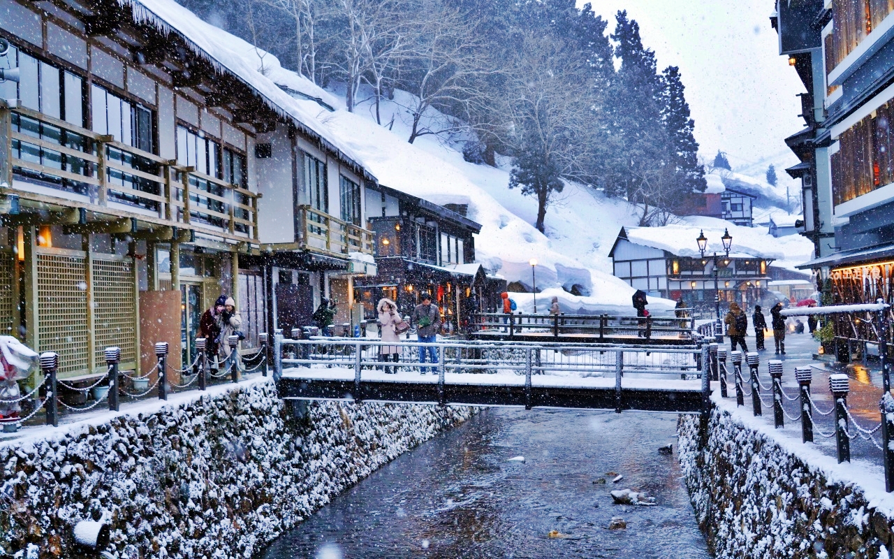 【日本】 山形 銀山温泉 Ginzan Onsen｜鄉間木造旅館溫泉街，好像神隱少女場景！還有公共浴場、足浴可以泡喔。