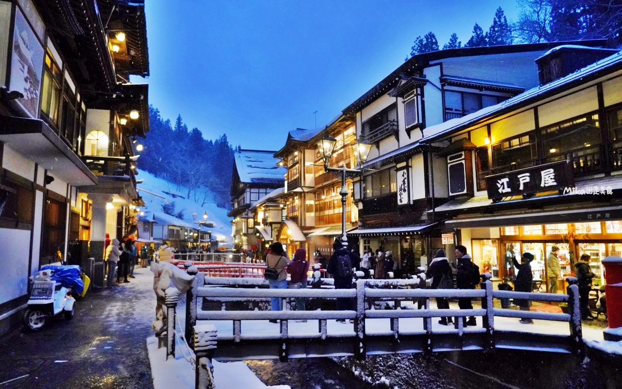 【日本】 山形 銀山温泉 Ginzan Onsen｜鄉間木造旅館溫泉街，好像神隱少女場景！還有公共浴場、足浴可以泡喔。