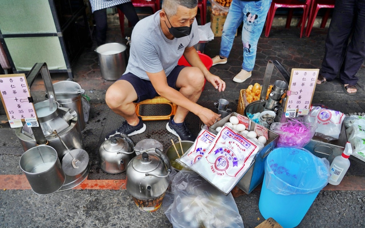 【嘉義】 南門包氏碳燒杏仁茶｜超接地氣的古早味街邊傳統早餐，油條配碳燒杏仁茶加蛋最懂吃。