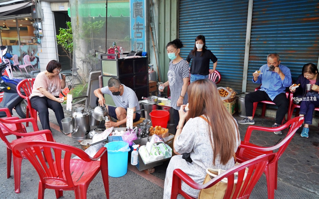 【嘉義】 南門包氏碳燒杏仁茶｜超接地氣的古早味街邊傳統早餐，油條配碳燒杏仁茶加蛋最懂吃。