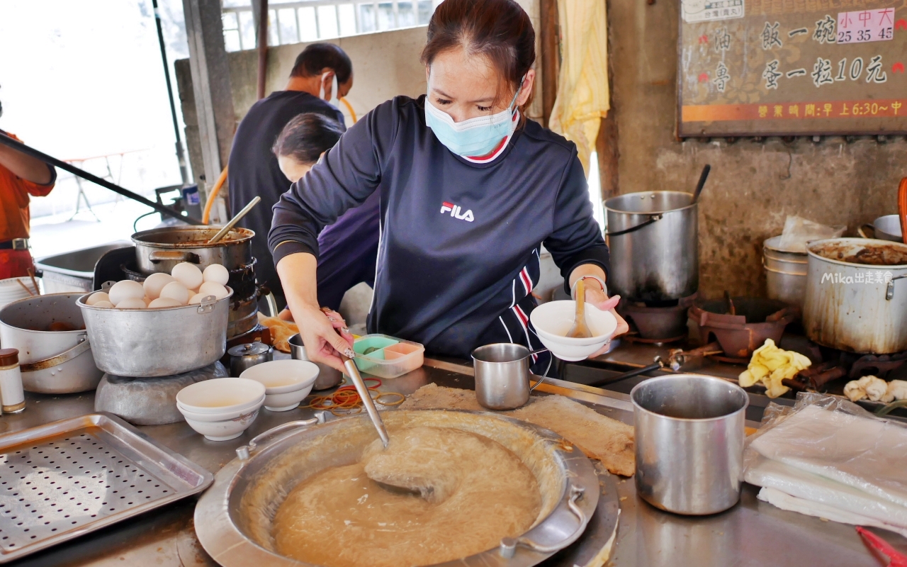 【雲林】 北港 老等油飯 麵線糊｜在地人的早餐日常，一碗麵線糊加蛋再淋上滷肉燥，只要25元。