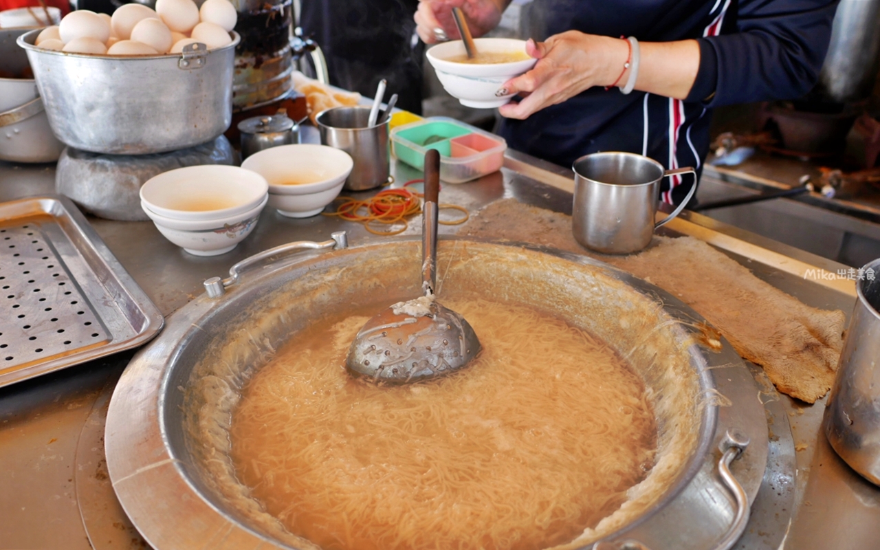 【雲林】 北港 老等油飯 麵線糊｜在地人的早餐日常，一碗麵線糊加蛋再淋上滷肉燥，只要25元。