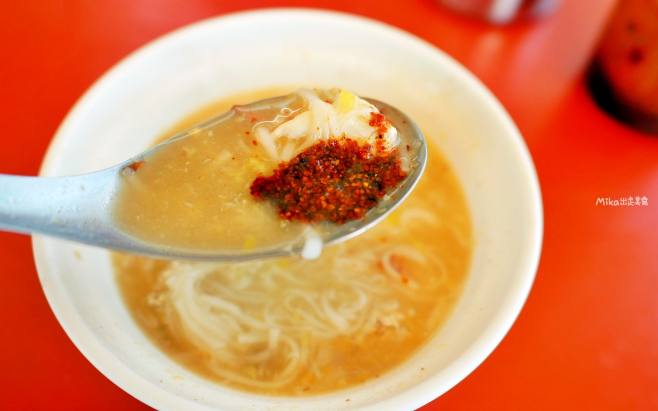 【雲林】 北港 老等油飯 麵線糊｜在地人的早餐日常，一碗麵線糊加蛋再淋上滷肉燥，只要25元。