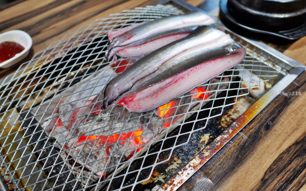 【首爾】 風川鰻魚 弘大店｜現點現殺 直火炭烤 白燒鰻魚，脆香嫩滑超好吃。