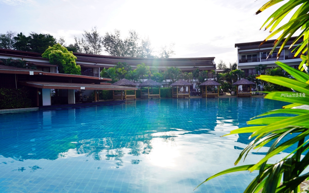 【泰國】 普吉島 阿里納拉海灘度假村 Arinara Beach Resort Phuket｜普吉島西海岸 海灘度假村推薦，平日一晚台幣2千有找，就住在沙灘上，環繞著泳池的VILLA房。