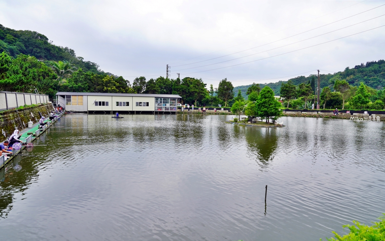 【桃園】 龍潭 三步五食休閒漁池 餐廳｜蓋在釣魚池上 現釣活魚餐廳，部分餐點需事先預約，魚肉鮮甜水嫩無土味，還有牛肉麵、客家料理等…。