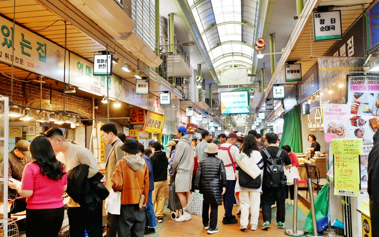 【韓國】 首爾 홍두깨손칼국수｜望遠市場 排隊美食  紫蘇刀削麵＆炸醬麵。