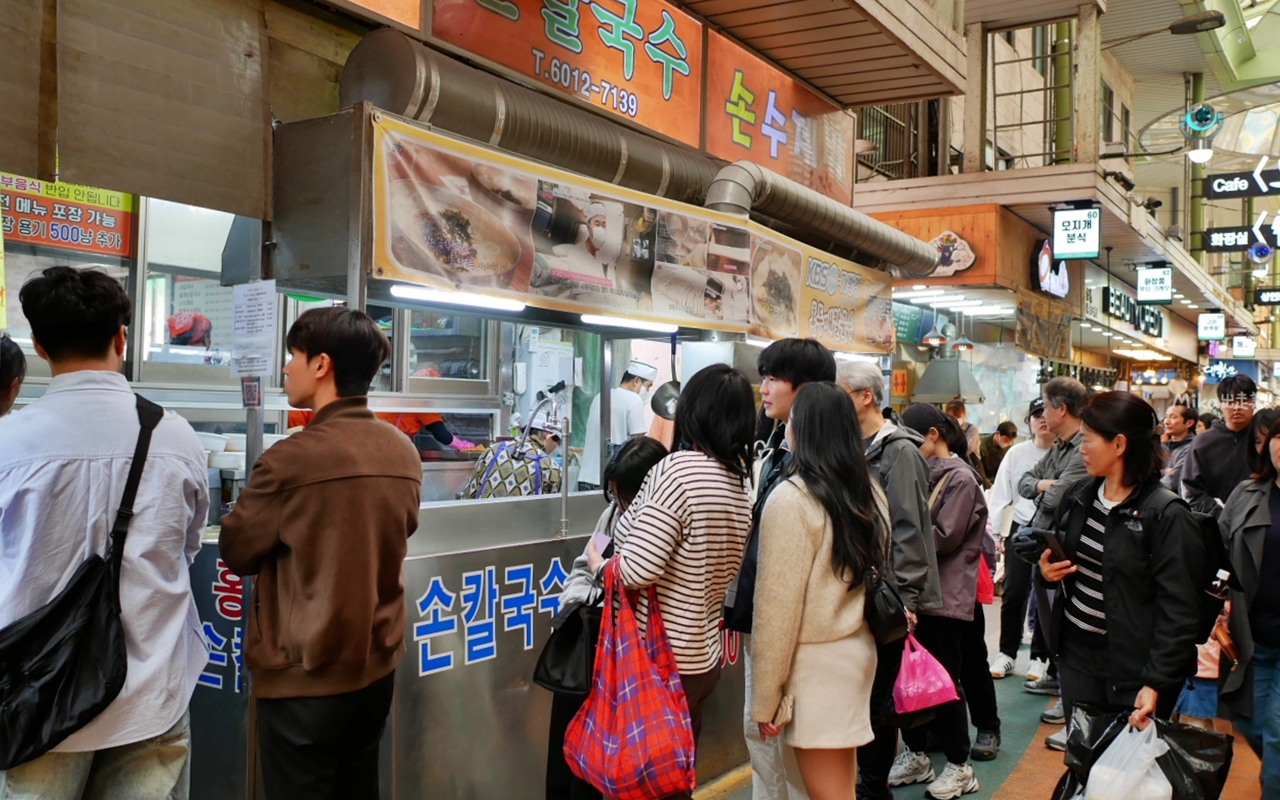 【韓國】 首爾 홍두깨손칼국수｜望遠市場 排隊美食  紫蘇刀削麵＆炸醬麵。