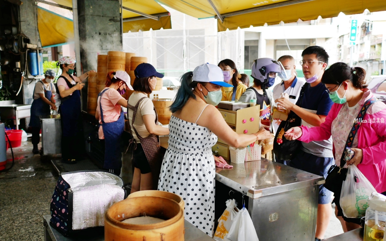 【台中】 東區 天津苟不理湯包｜人氣超狂，爆多汁的超大顆湯包。