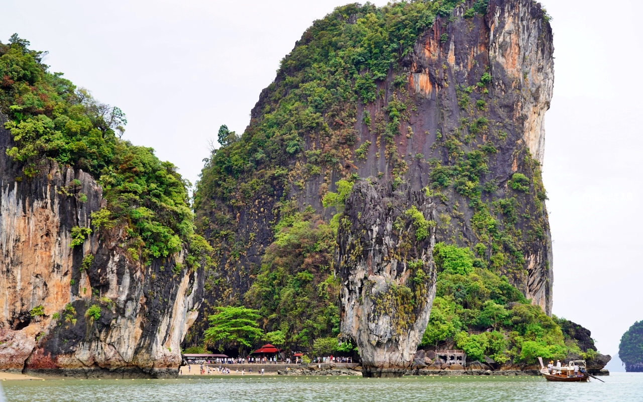 【泰國】 普吉島 攀牙灣國家公園｜搭乘⻑尾船遊覽攀⽛灣海上桂林，造訪國際電影場景拍攝地：割喉島＋007島。