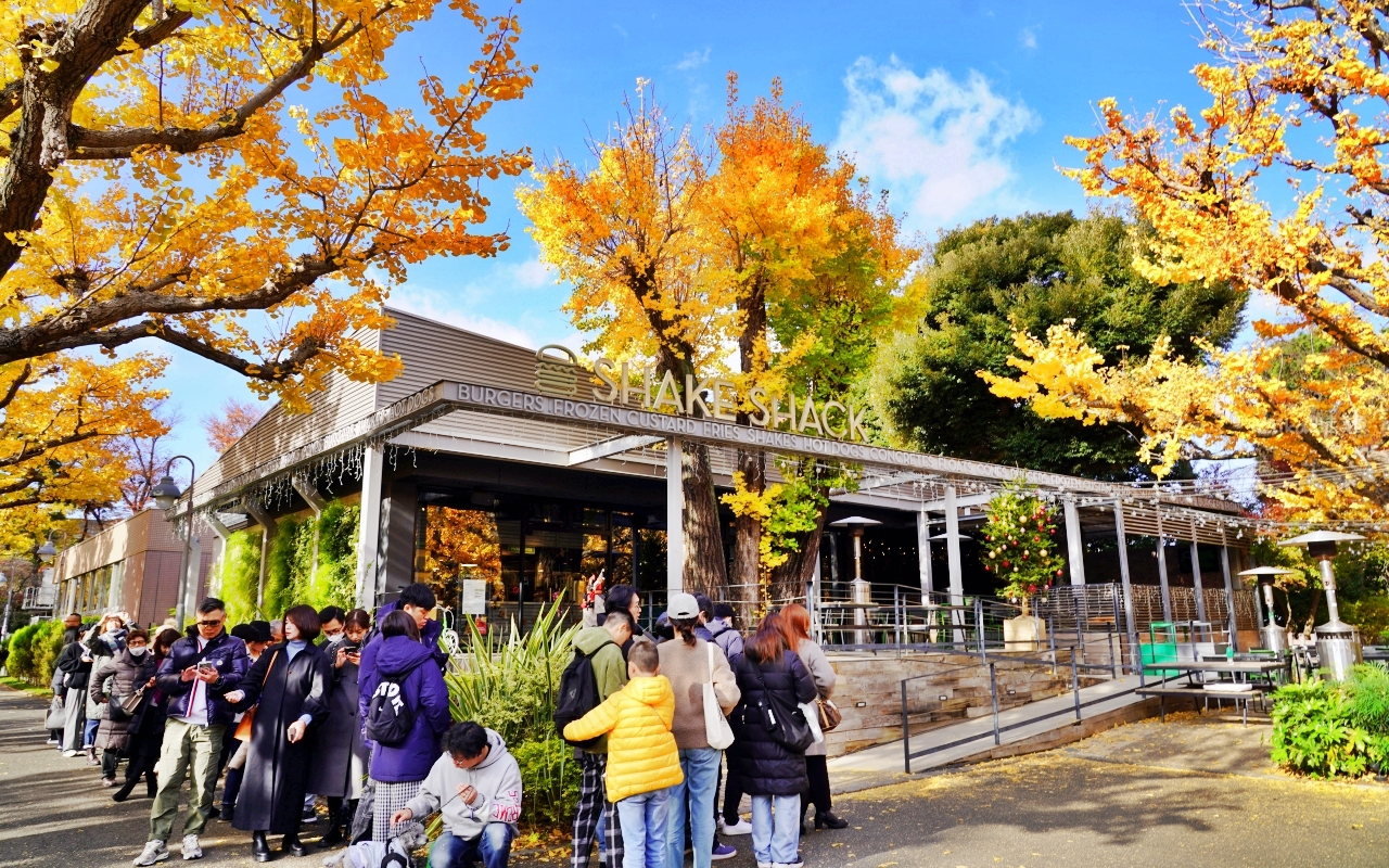 【東京】 明治神宮外苑銀杏林＆Shake Shack 漢堡｜季節限定 東京超美黃金銀杏大道秋景，必吃Shake Shack 漢堡。