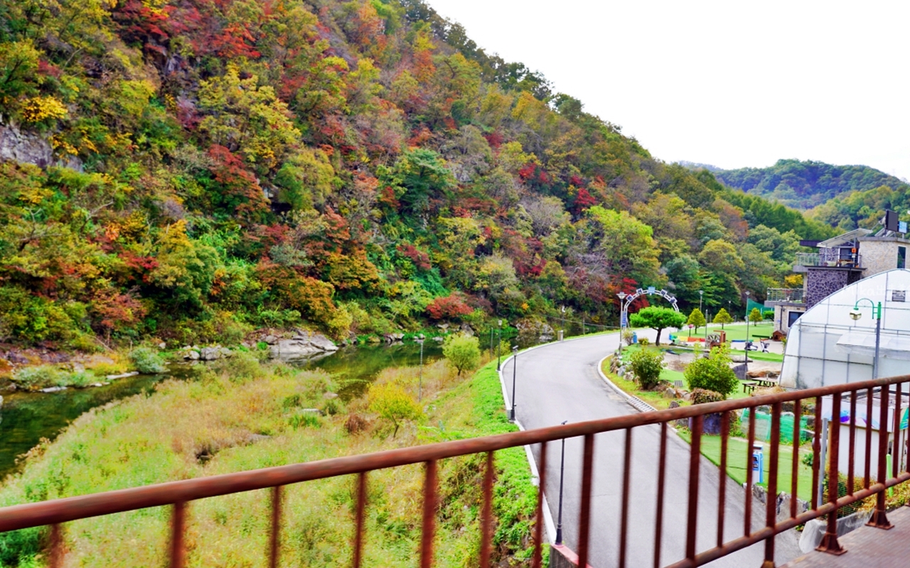 【韓國】春川 江村 鐵道主題公園｜深度遊覽美麗北漢江的京春線舊鐵道自行車之旅，沿途有不同主題隧道與山巒湖景相伴。