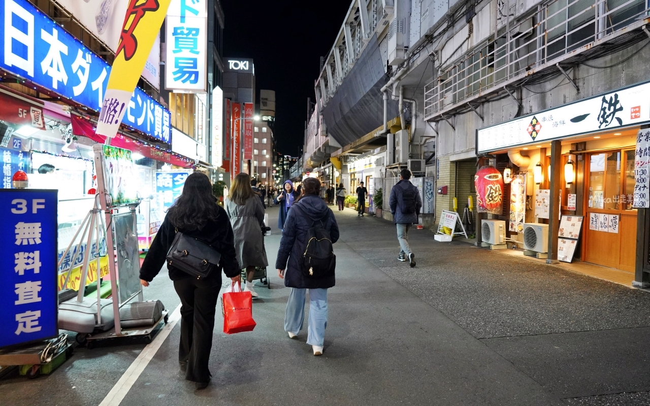 【東京】上野 大眾成吉思汗酒場 羊肉燒烤吃到飽 御徒町店｜上野推薦必吃，羊肉燒烤吃到飽以外，只要600日圓 Highball喝到飽，還有正妹服務喔。