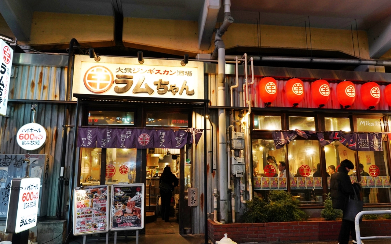 【東京】上野 大眾成吉思汗酒場 羊肉燒烤吃到飽 御徒町店｜上野推薦必吃，羊肉燒烤吃到飽以外，只要600日圓 Highball喝到飽，還有正妹服務喔。