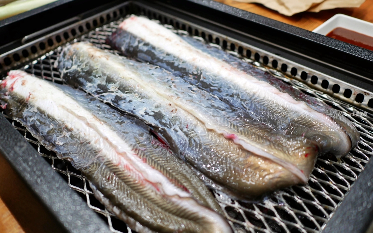 【韓國】 首爾弘大 一片鰻魚일편장어｜全程專人代烤鰻魚，現點現殺，還有抓鰻魚體驗，飛魚卵拌飯也推薦必吃。