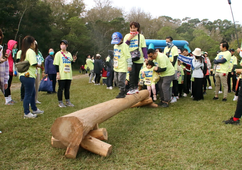 【苗栗】 通霄 飛牛牧場 ｜2024 Miaoli Fun Young 跑酷越野障礙賽，在歐風牧野大草原裡親子共跑，12大障礙關卡趣味跑酷挑戰。