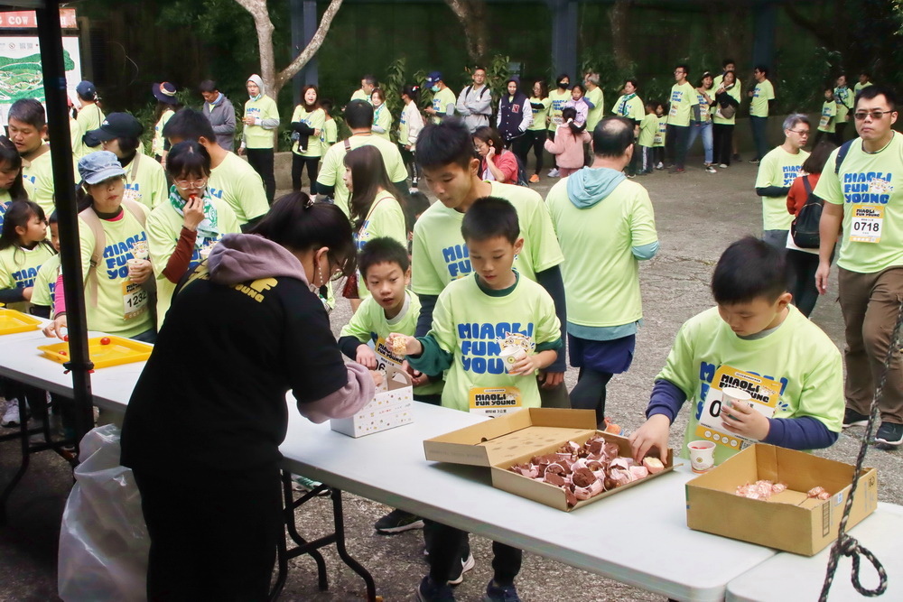 【苗栗】 通霄 飛牛牧場 ｜2024 Miaoli Fun Young 跑酷越野障礙賽，在歐風牧野大草原裡親子共跑，12大障礙關卡趣味跑酷挑戰。