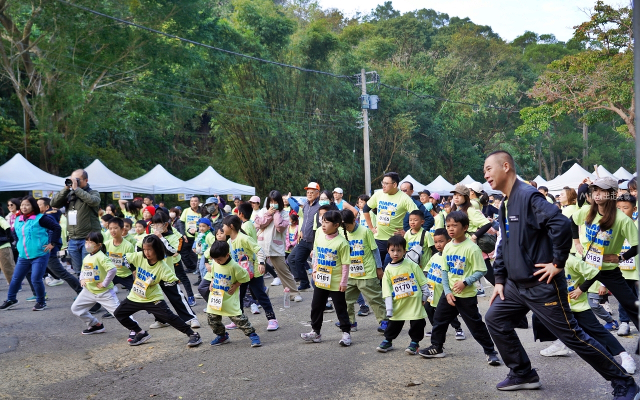 【苗栗】 通霄 飛牛牧場 ｜2024 Miaoli Fun Young 跑酷越野障礙賽，在歐風牧野大草原裡親子共跑，12大障礙關卡趣味跑酷挑戰。