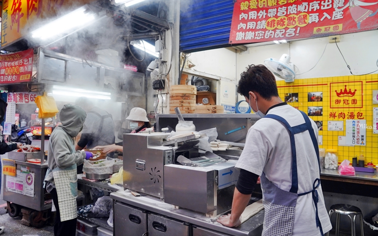 【桃園】 中壢 御冠園鮮肉湯包專賣店｜中原夜市必吃純手工鮮肉湯包，人氣排隊銅板小吃，皮薄湯汁爆，肉鮮蔥味濃。