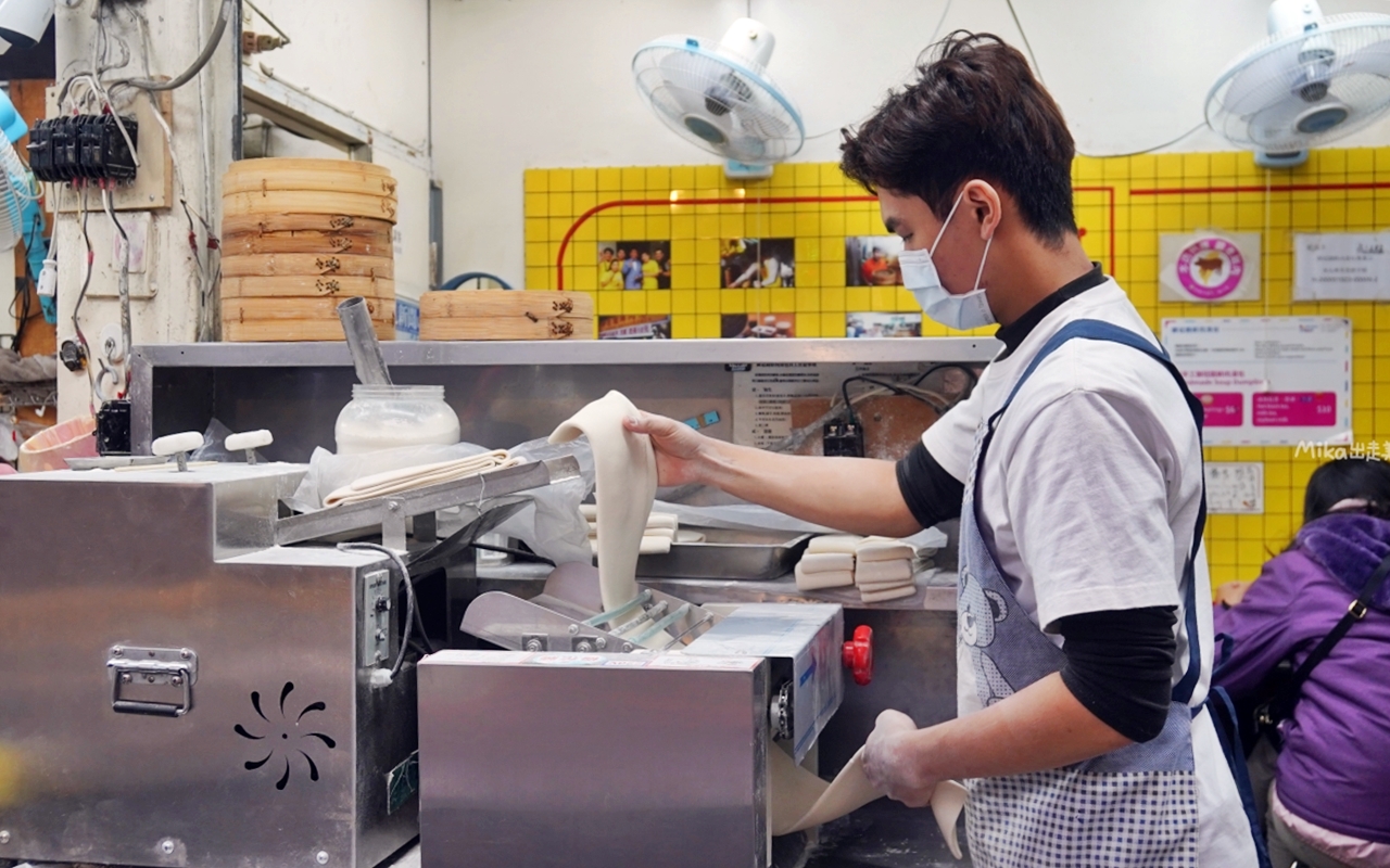 【桃園】 中壢 御冠園鮮肉湯包專賣店｜中原夜市必吃純手工鮮肉湯包，人氣排隊銅板小吃，皮薄湯汁爆，肉鮮蔥味濃。