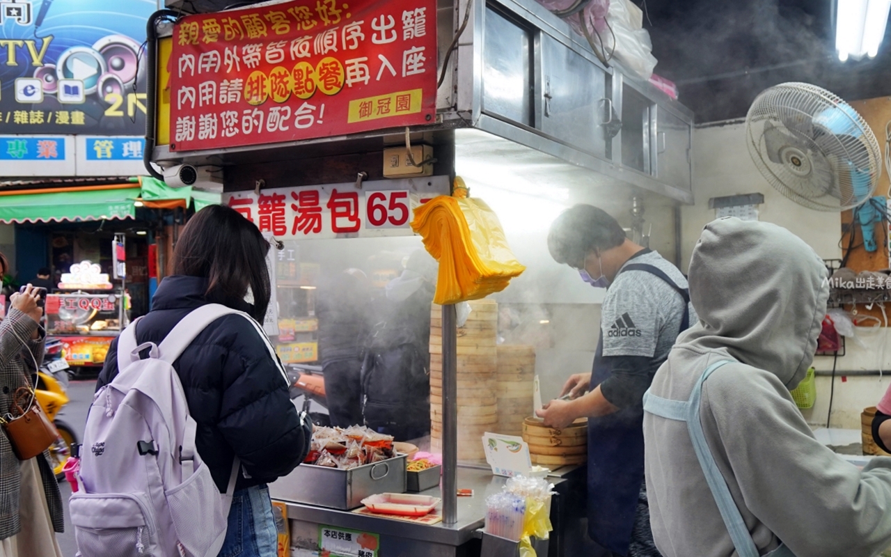 【桃園】 中壢 御冠園鮮肉湯包專賣店｜中原夜市必吃純手工鮮肉湯包，人氣排隊銅板小吃，皮薄湯汁爆，肉鮮蔥味濃。