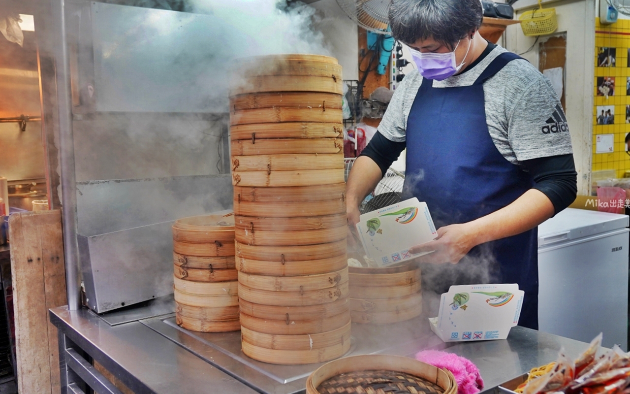 【桃園】 中壢 御冠園鮮肉湯包專賣店｜中原夜市必吃純手工鮮肉湯包，人氣排隊銅板小吃，皮薄湯汁爆，肉鮮蔥味濃。