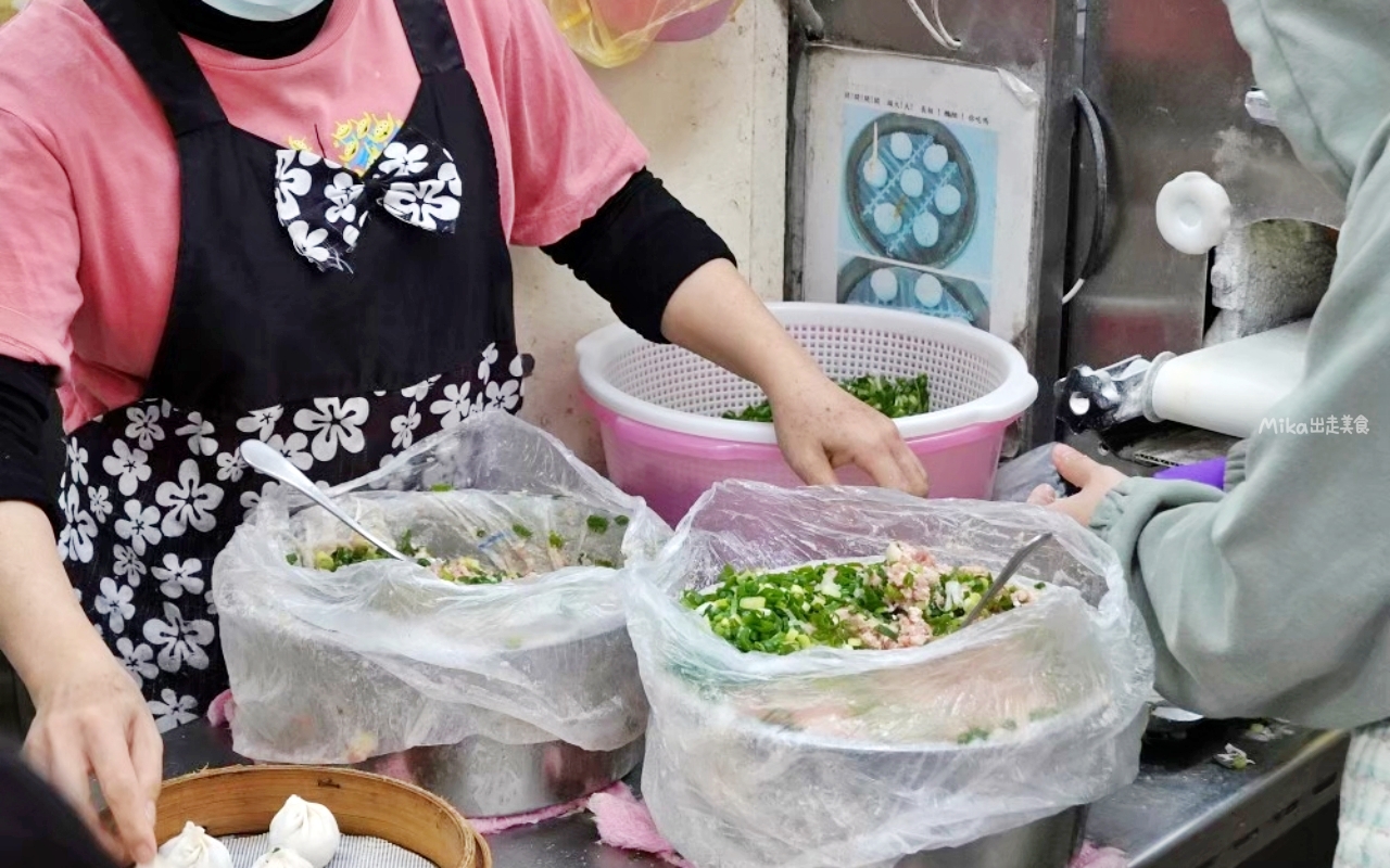 【桃園】 中壢 御冠園鮮肉湯包專賣店｜中原夜市必吃純手工鮮肉湯包，人氣排隊銅板小吃，皮薄湯汁爆，肉鮮蔥味濃。