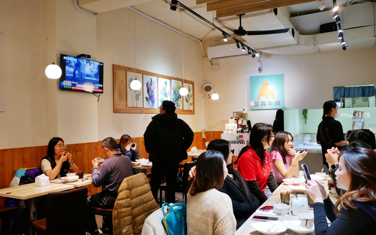 【桃園】 中壢 御鼎牛排 創意料理｜中原夜市必吃 全桃園CP值最高的平價台式鐵板牛排，沙朗牛排又厚又大片，自助沙拉吧無限吃到飽。