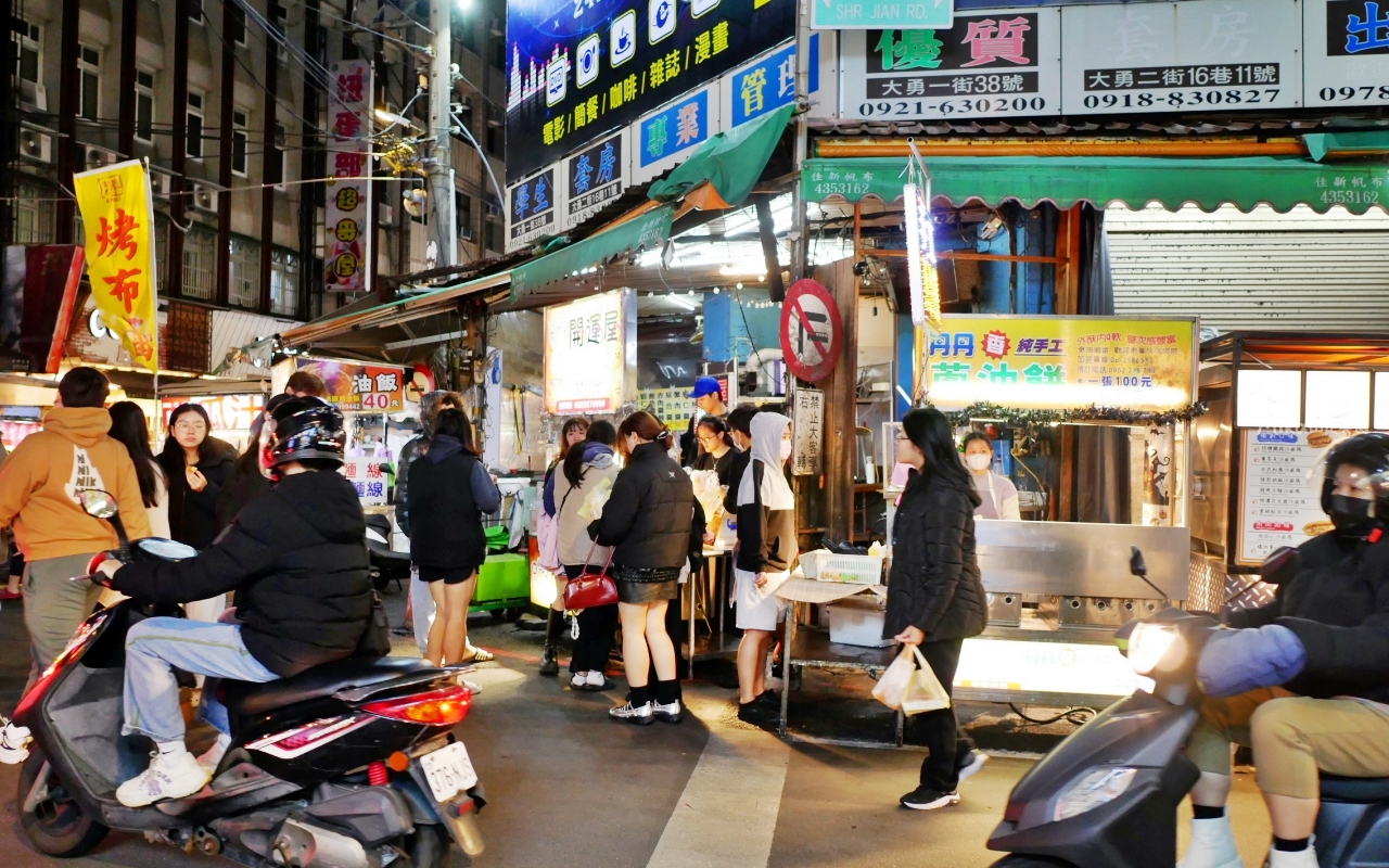 【桃園】 中壢 開運屋 地瓜球QQ蛋｜中原夜市推薦，評價很兩極的排隊人氣地瓜球，偏硬脆口感。