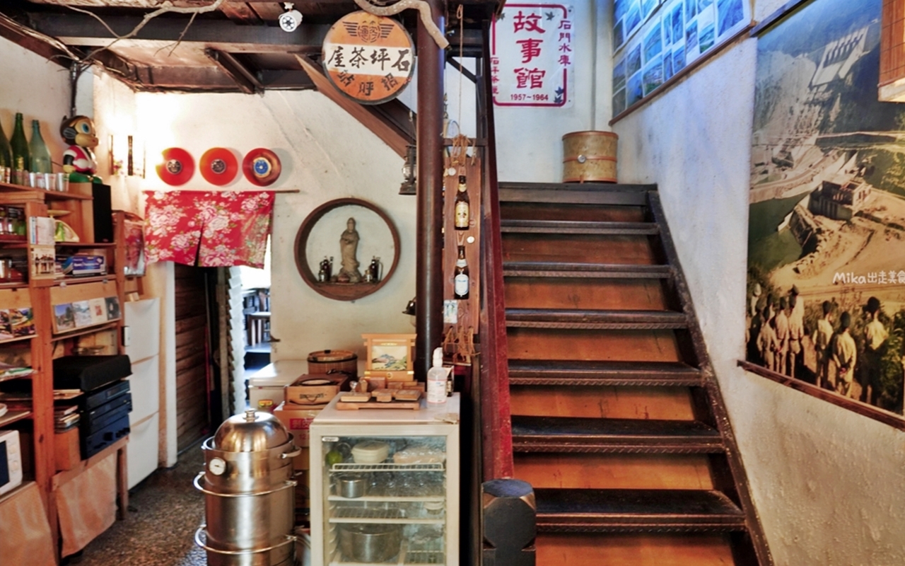 【桃園】 龍潭 石坪茶屋｜石門水庫週邊景點推薦，茶商開了20幾年復古紅磚老宅 秘境茶屋，古色古香懷舊風，僅提供咖啡及茶點不供餐。