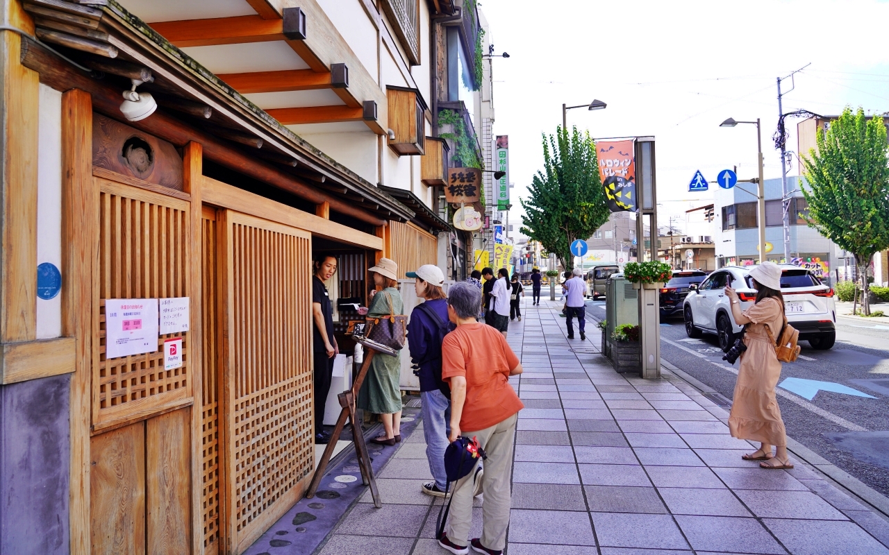 【靜岡】三島市 うなぎ 桜家鰻魚飯｜百年鰻魚老店，保留傳統木炭、以人力用蒲扇在炭火前手動控溫的傳統，炭烤香氣迷人。