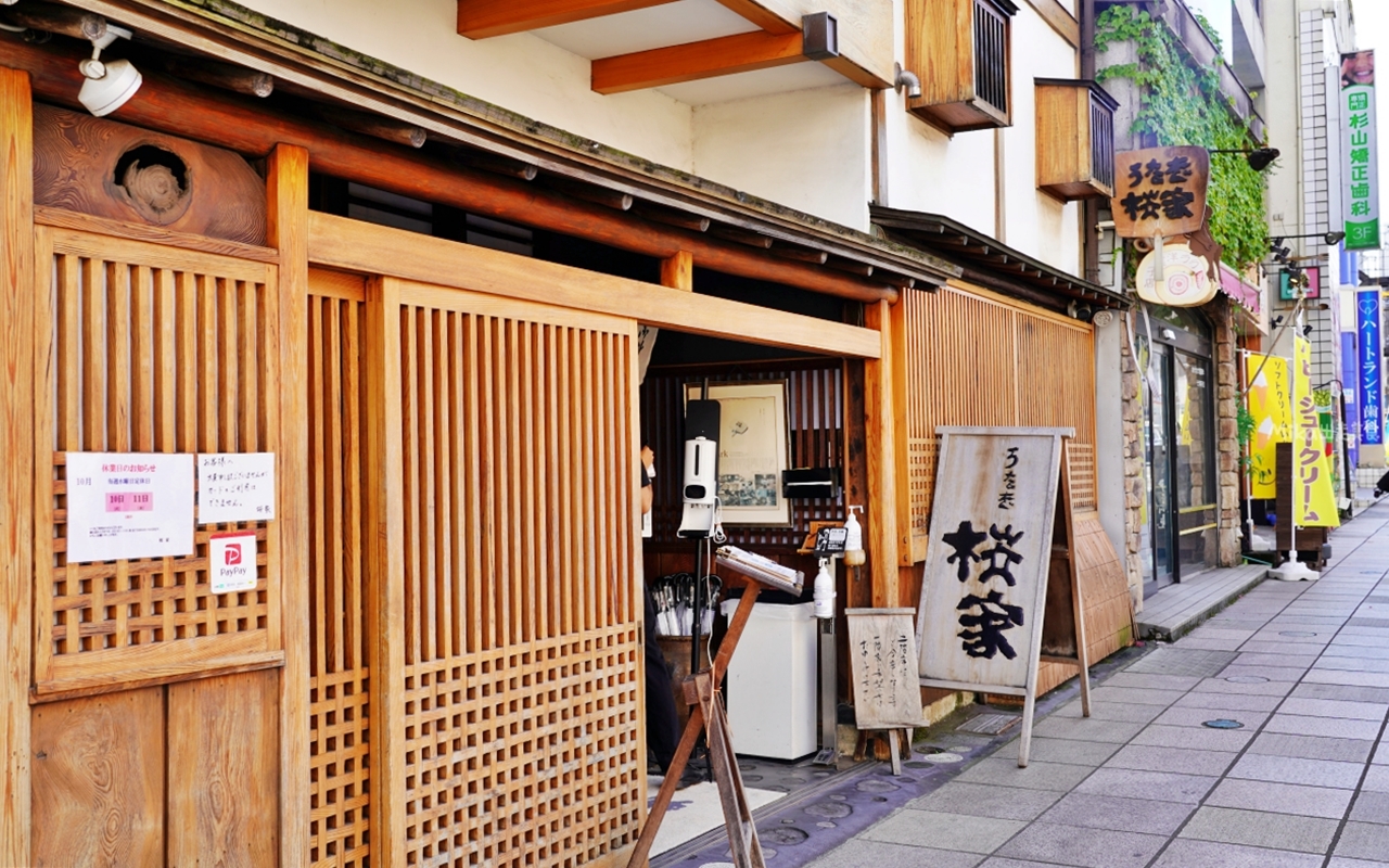 【靜岡】三島市 うなぎ 桜家鰻魚飯｜百年鰻魚老店，保留傳統木炭、以人力用蒲扇在炭火前手動控溫的傳統，炭烤香氣迷人。