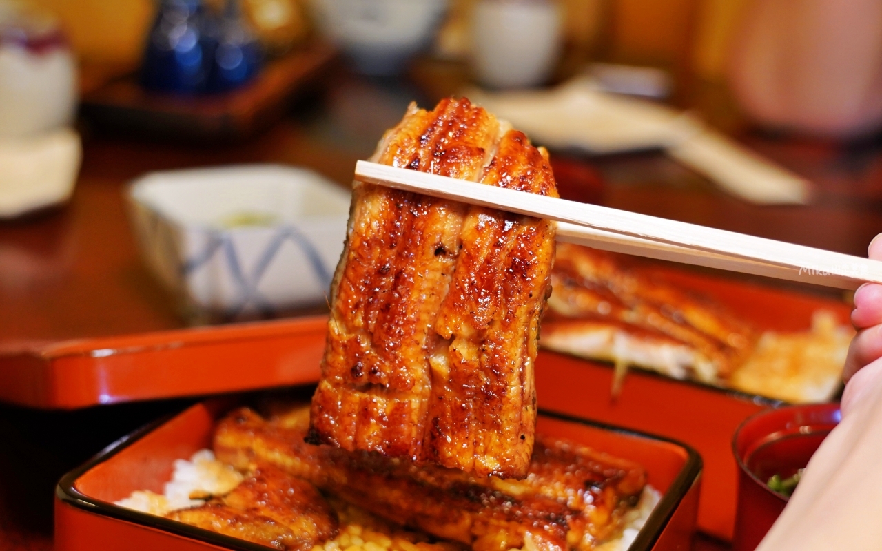 【靜岡】三島市 うなぎ 桜家鰻魚飯｜百年鰻魚老店，保留傳統木炭、以人力用蒲扇在炭火前手動控溫的傳統，炭烤香氣迷人。