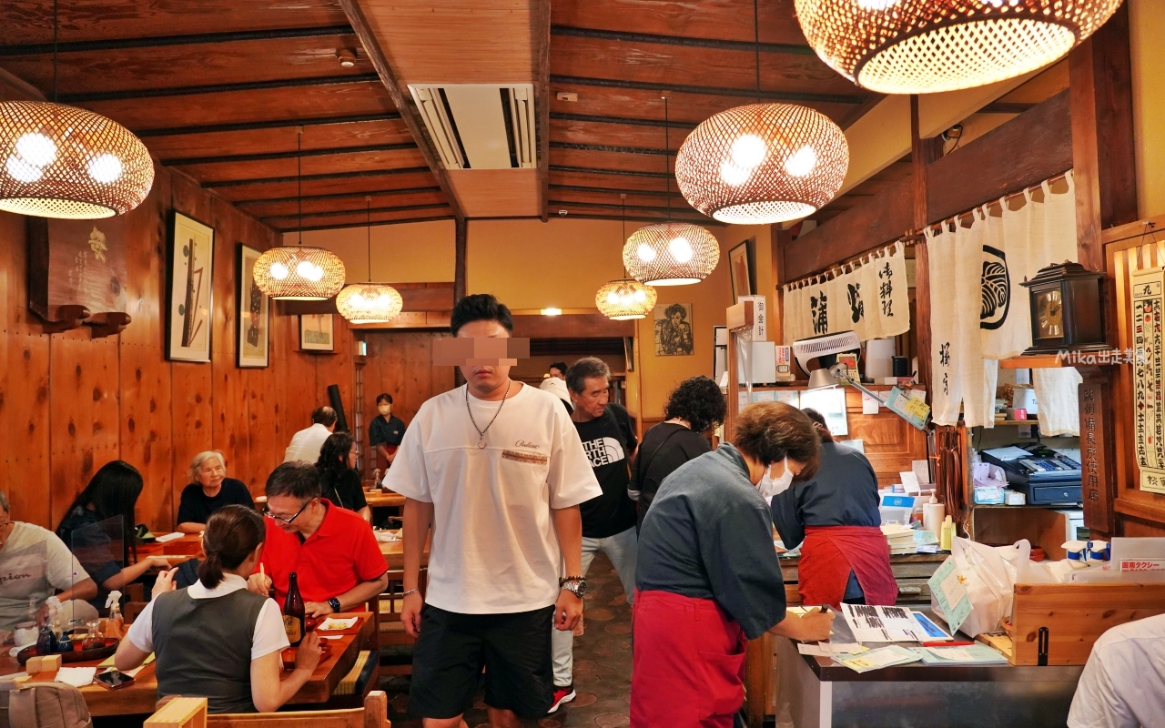 【靜岡】三島市 うなぎ 桜家鰻魚飯｜百年鰻魚老店，保留傳統木炭、以人力用蒲扇在炭火前手動控溫的傳統，炭烤香氣迷人。