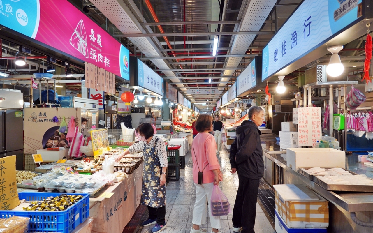 【桃園】 新永和市場｜桃園 新永和市場 必吃這4家精選推薦！厚切生魚片、壽司、古早味青草茶、仙草凍等…。