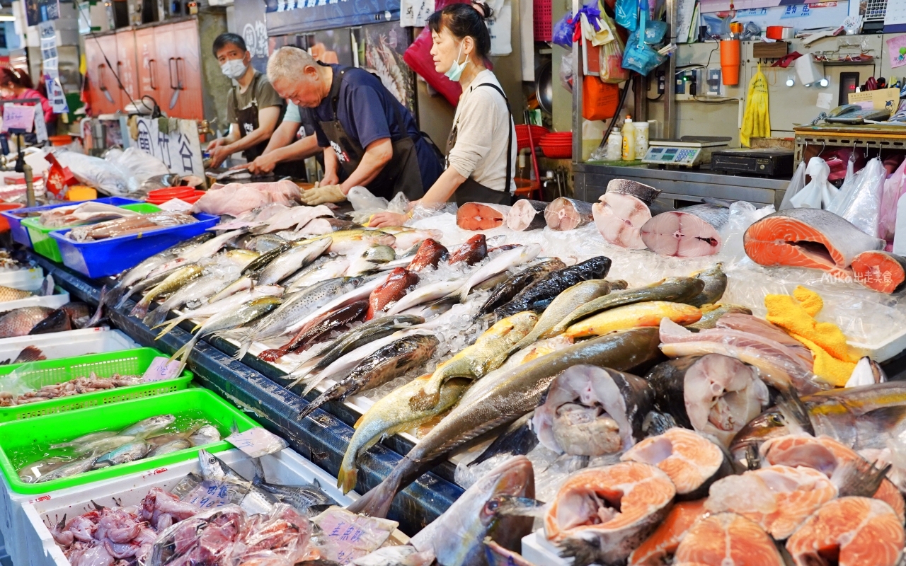 【桃園】 (簡)竹谷生魚片/新永和市場內C19｜市場內人氣排隊 便宜大份量厚切生魚片，綜合生魚片一盤只要200元好划喔。