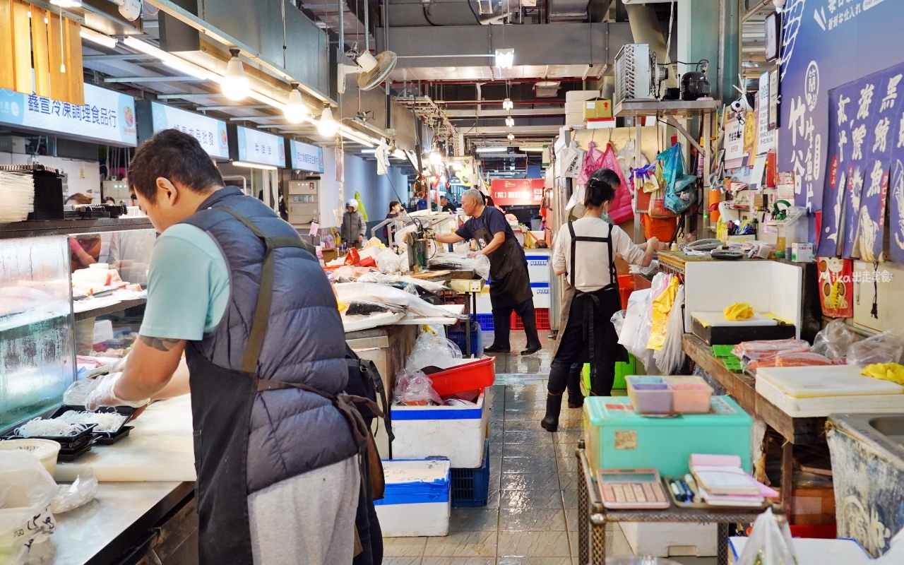 【桃園】 (簡)竹谷生魚片/新永和市場內C19｜市場內人氣排隊 便宜大份量厚切生魚片，綜合生魚片一盤只要200元好划喔。