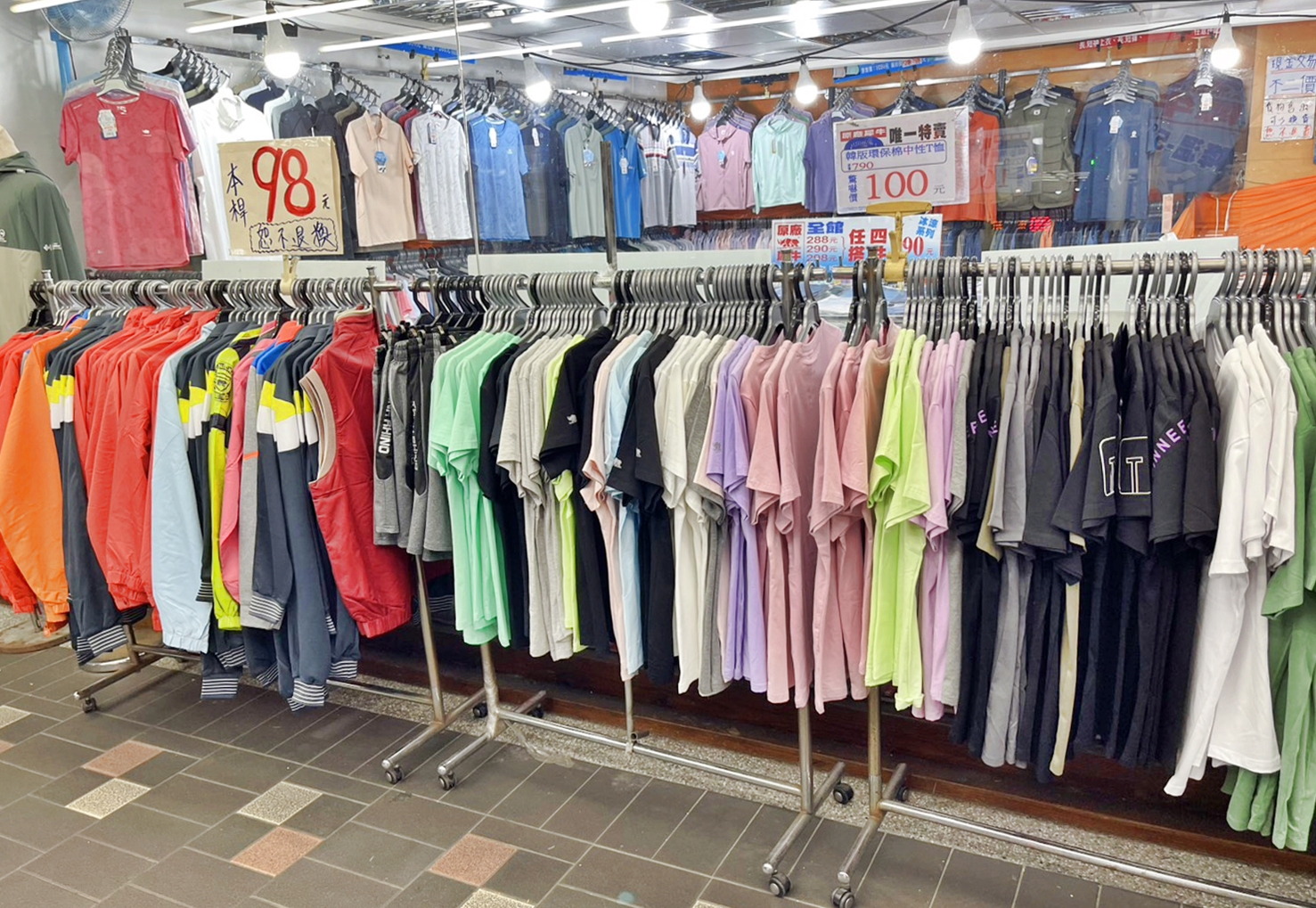 【台北】萬華  原廠犀牛三代黑科技冰涼衣特賣｜ 全館98元起  夏季冰涼衣、涼感褲還有抗紫外線涼感防曬外套出清中，穿上去馬上降溫-5度，廠拍任搭4件990元。