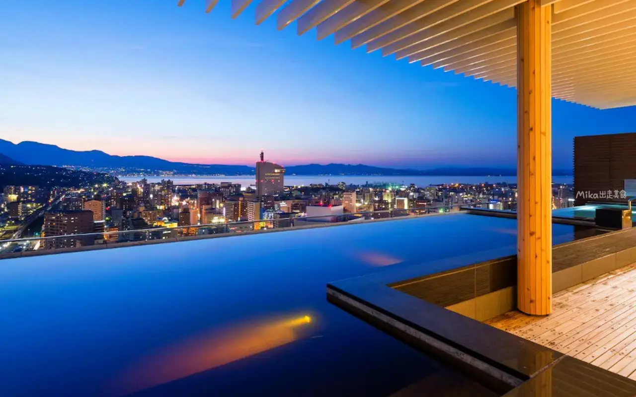 【日本】大分JR九州Blossom飯店｜真的就住在JR 大分站旁，擁有可眺望整個大分街景的頂樓露天溫泉，而且還是由七星列車水戸岡大師設計裝潢而成，低調奢華，周邊生活圈便利。