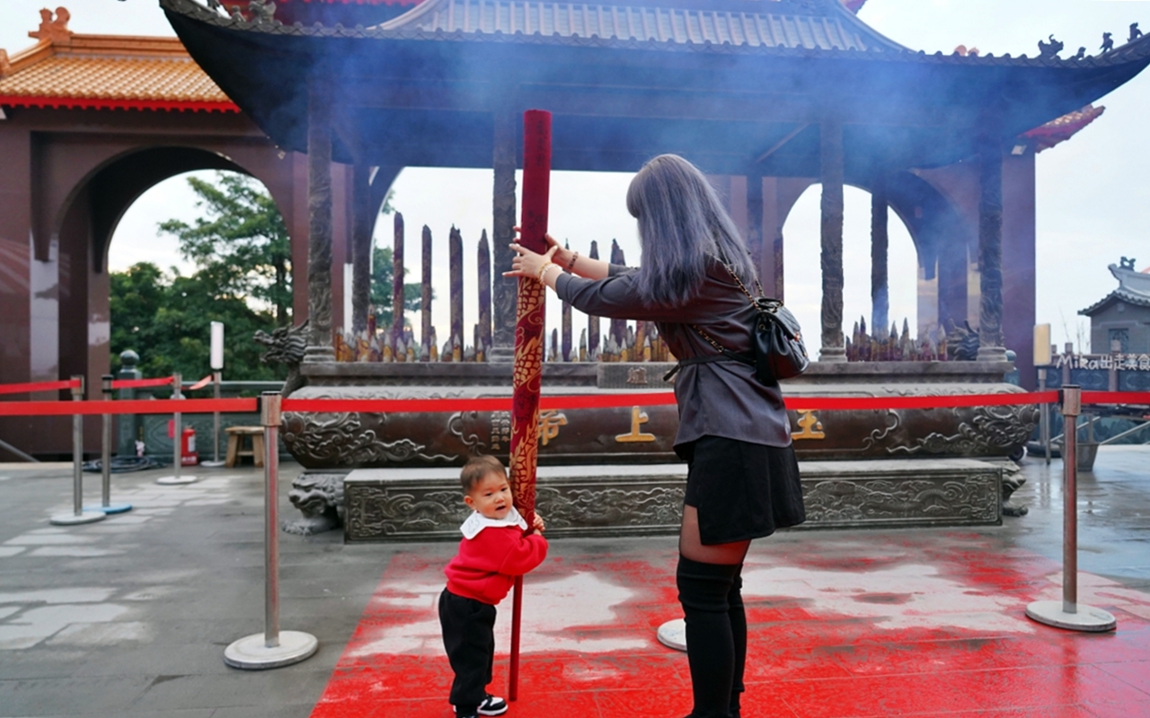 【台中】 龍井 三陽玉府天宮 (龍井天公廟)｜全台最大的天公廟！拜天公超霸氣， 用超巨大 比人還高的龍香及香爐，有夠狂。